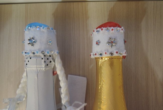 How to decorate a bottle of champagne for the New Year