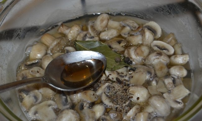 Marinated champignons