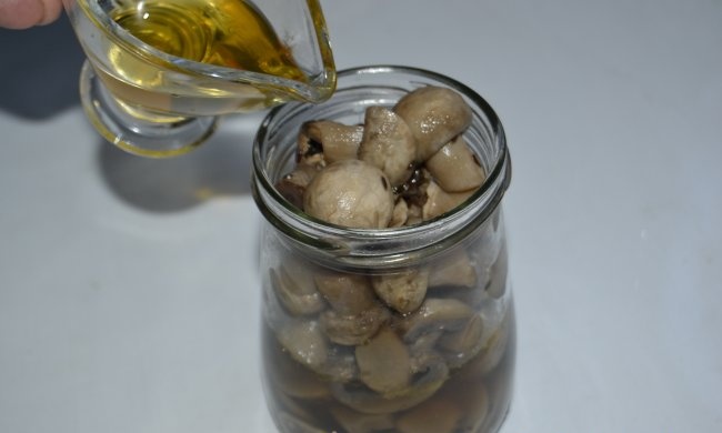 Marinated champignons