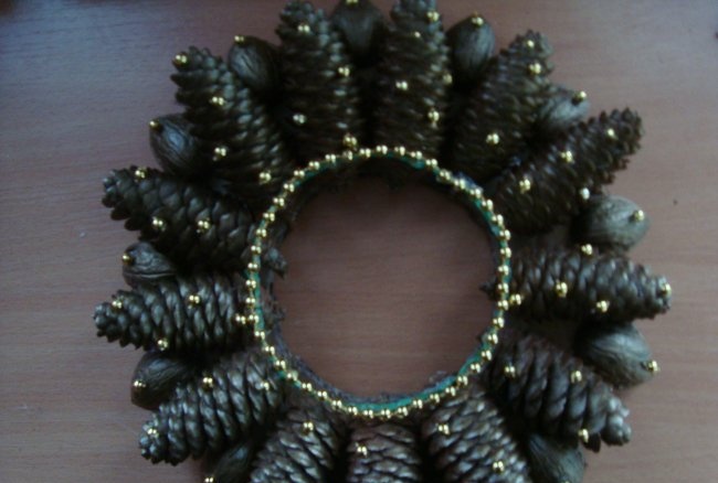 New Year's candlestick made of pine cones