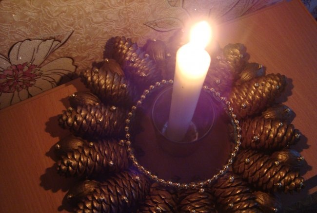 New Year's candlestick made of pine cones