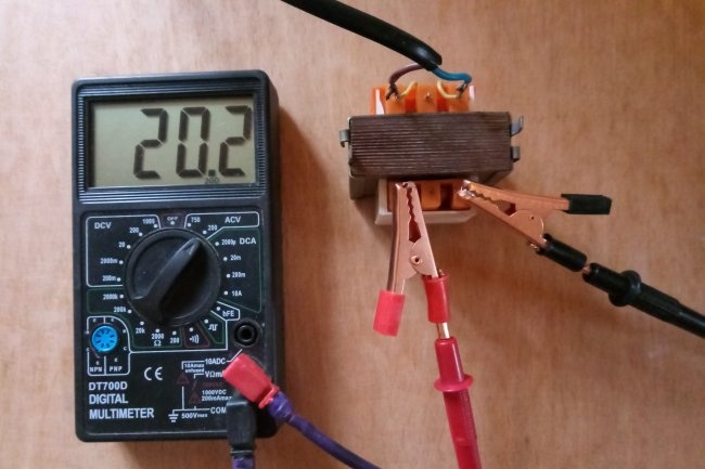 Determination of the characteristics of a power transformer without markings