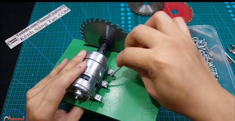 Mini circular saw