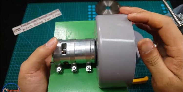 Mini circular saw