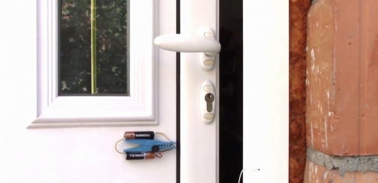 Simple door alarm