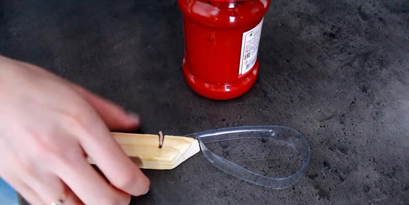 Device for unscrewing lids on jars