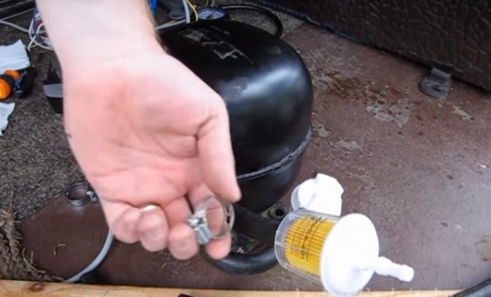 Refrigerator compressor for inflating tires