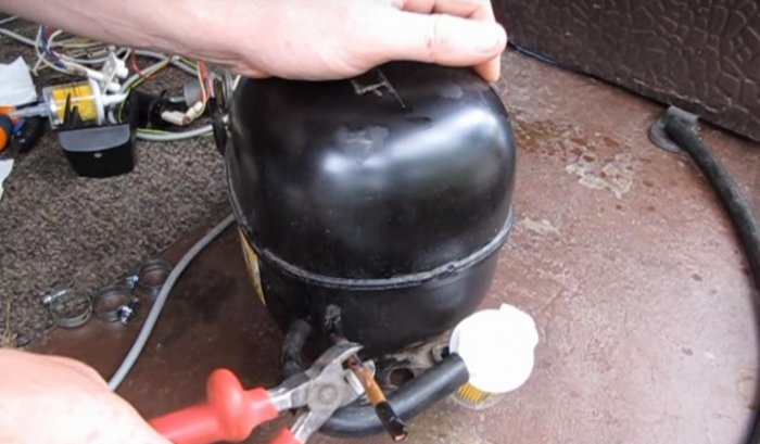 Refrigerator compressor for inflating tires