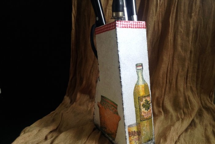 Decoupage knife holder