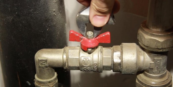 How to close a ball valve if it is stuck