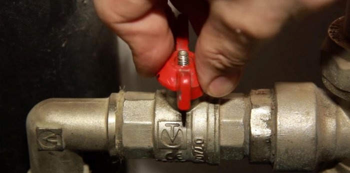 How to close a ball valve if it is stuck