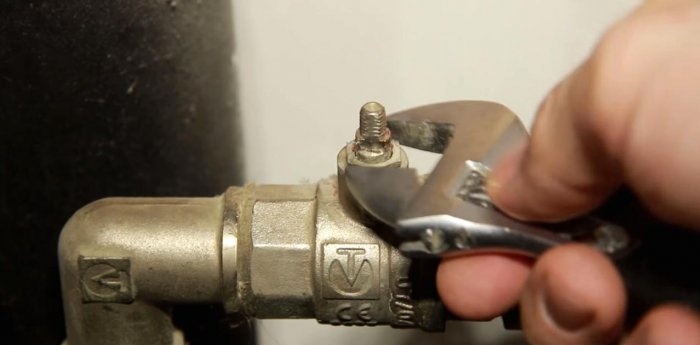 How to close a ball valve if it is stuck