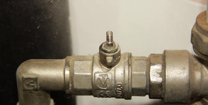 How to close a ball valve if it is stuck