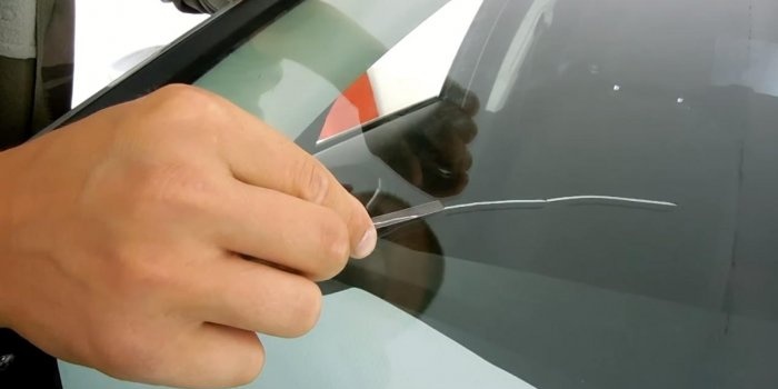 How to repair a crack in a car windshield