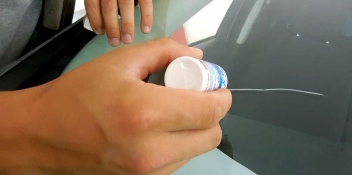 How to repair a crack in a car windshield