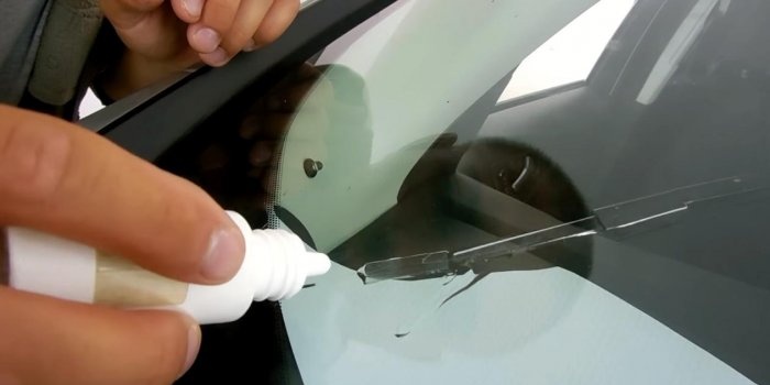 How to repair a crack in a car windshield