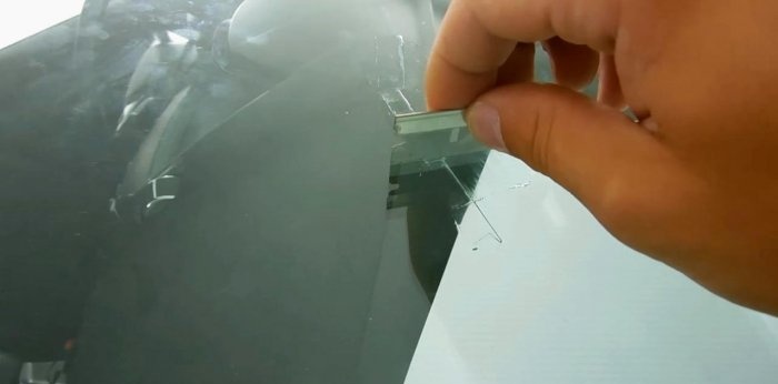 How to repair a crack in a car windshield