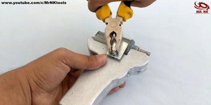 How to make a screwdriver from scrap parts