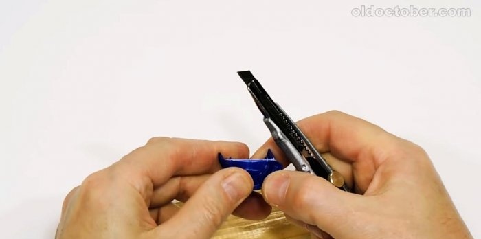 Knife for cutting tape from plastic bottles