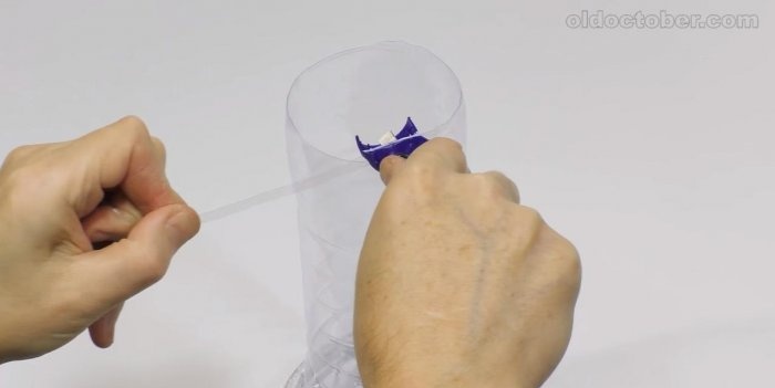 Knife for cutting tape from plastic bottles