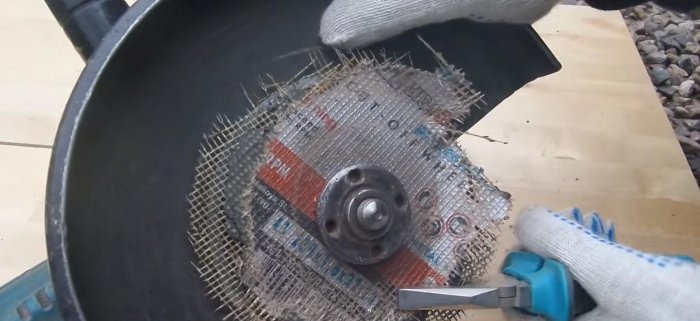 An easy way to unscrew the nut of an angle grinder