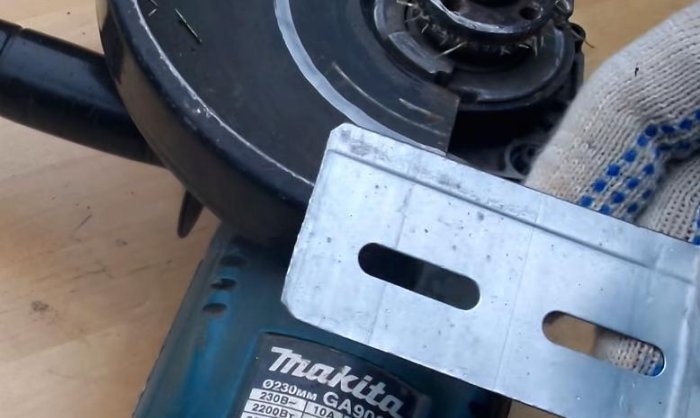 An easy way to unscrew the nut of an angle grinder