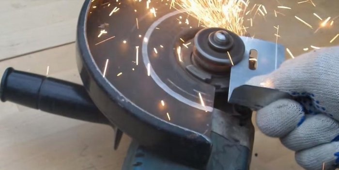 An easy way to unscrew the nut of an angle grinder