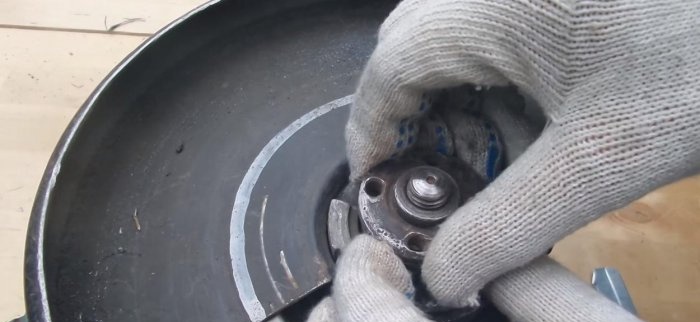 An easy way to unscrew the nut of an angle grinder