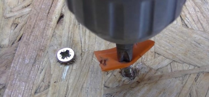 How to unscrew a licked screw