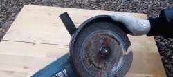 An easy way to unscrew the nut of an angle grinder