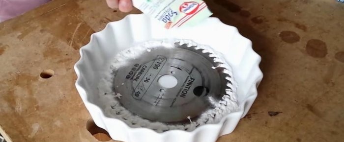 How to quickly clean a circular saw