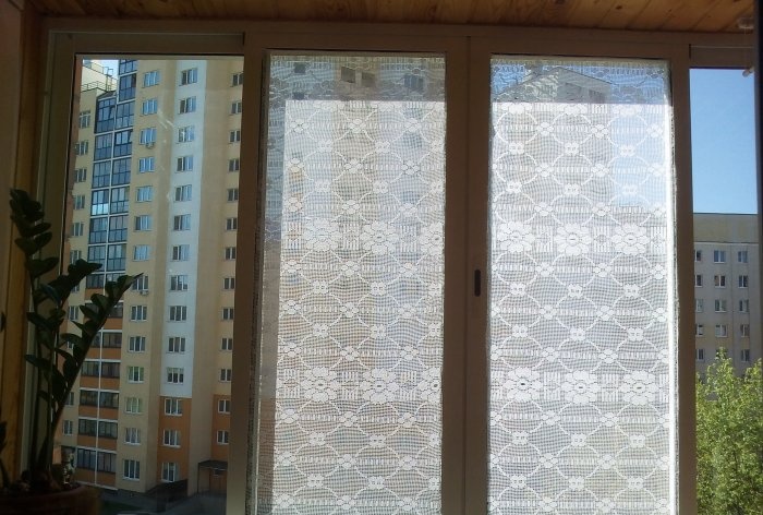 How to quickly close balcony windows with tulle