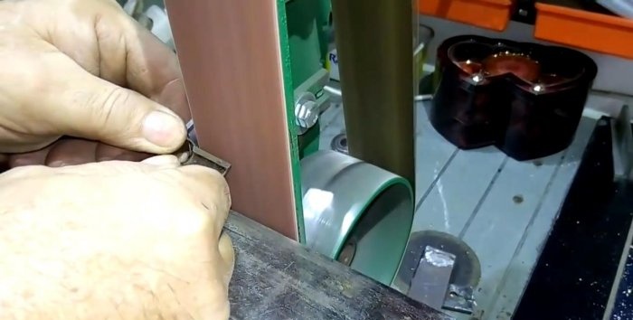 Device for sharpening meat grinder knives