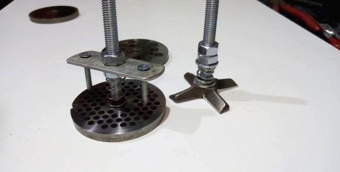 Device for sharpening meat grinder knives