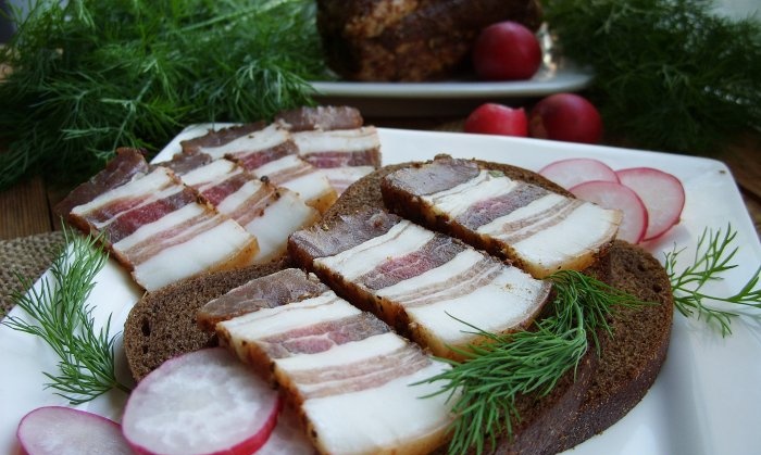 Salting lard with garlic