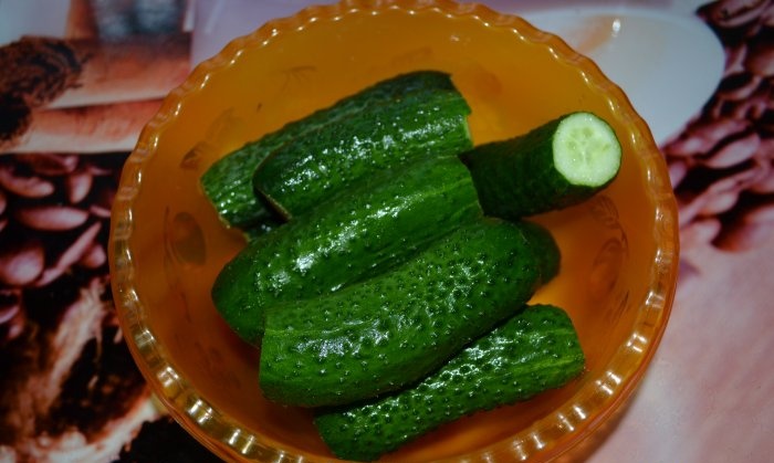 Dry method of pickling cucumbers