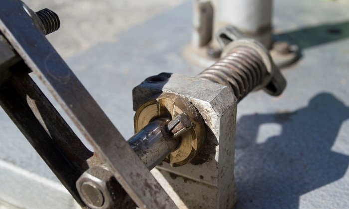 Sharpening a kitchen knife on a homemade machine