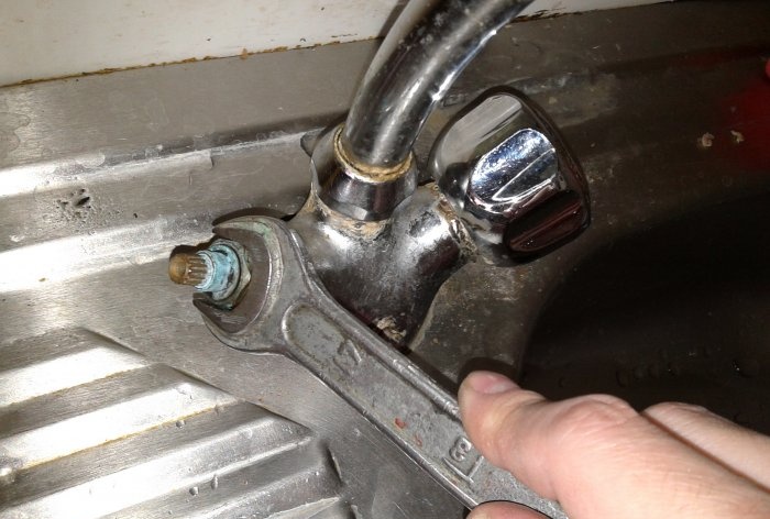 Kitchen faucet repair