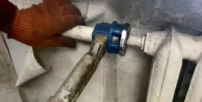 How to cut threads on a pipe