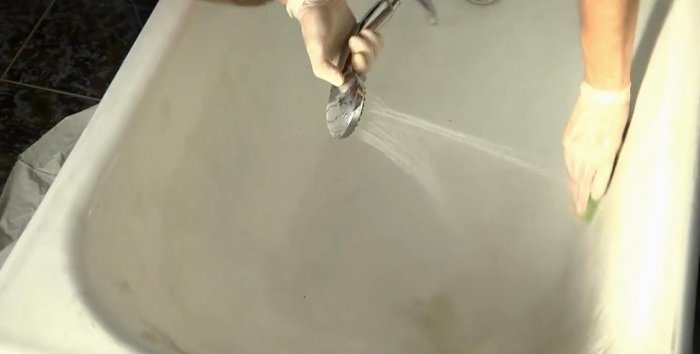 Do-it-yourself bathtub restoration with liquid acrylic