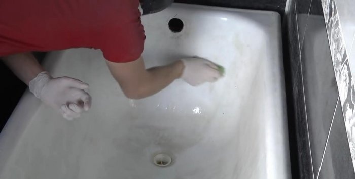 Do-it-yourself bathtub restoration with liquid acrylic