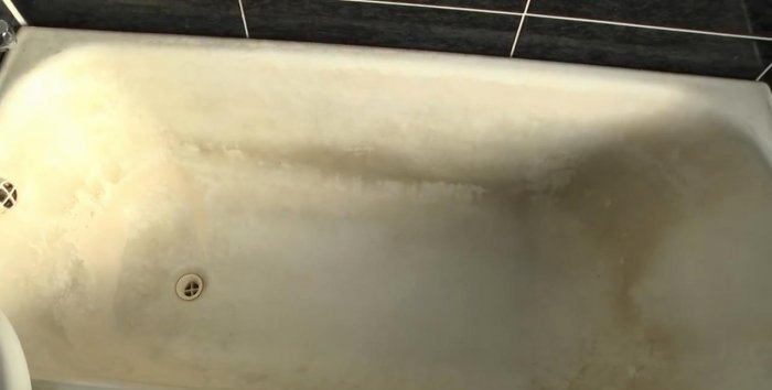 Do-it-yourself bathtub restoration with liquid acrylic