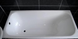 Do-it-yourself bathtub restoration with liquid acrylic