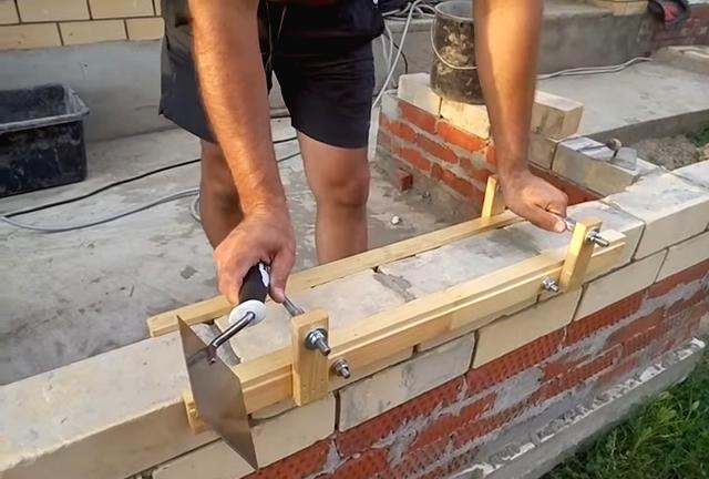 Brick laying device