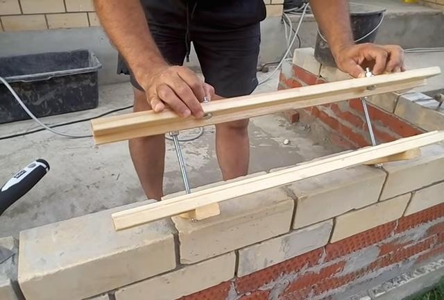 Brick laying device