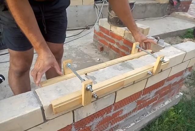 Brick laying device