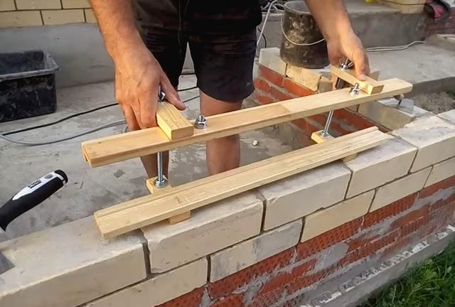 Brick laying device