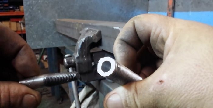 How to unscrew a broken stud using an extractor