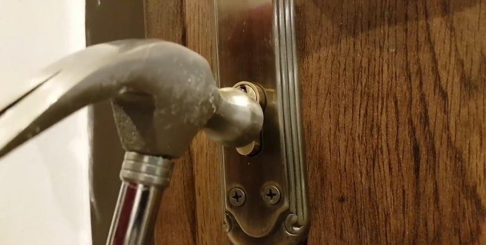 Emergency opening of the door, drilling the lock insert