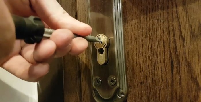 Emergency opening of the door, drilling the lock insert